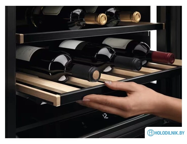 Винный шкаф AEG AWS4052B5B