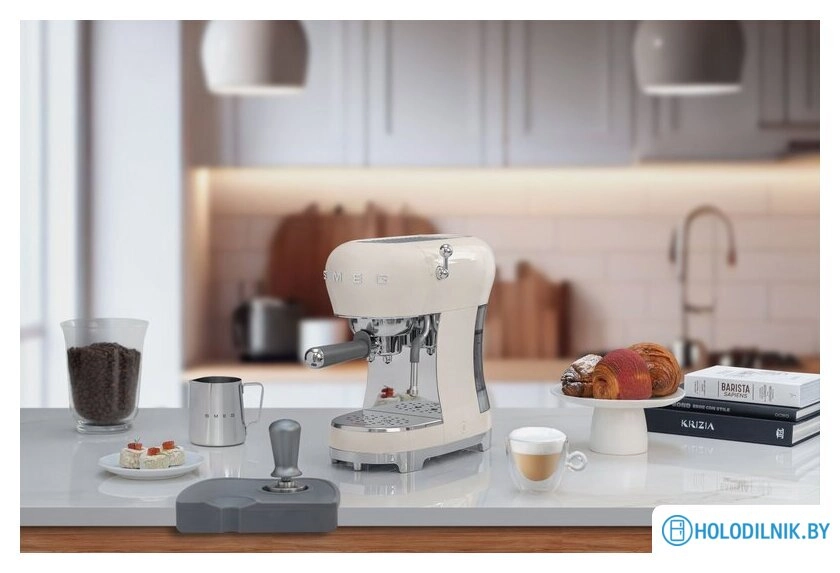 Рожковая кофеварка Smeg ECF02CREU
